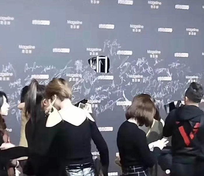 當(dāng)紅明星肖戰(zhàn)參加活動(dòng) 背景板簽名被黃牛挖走拍